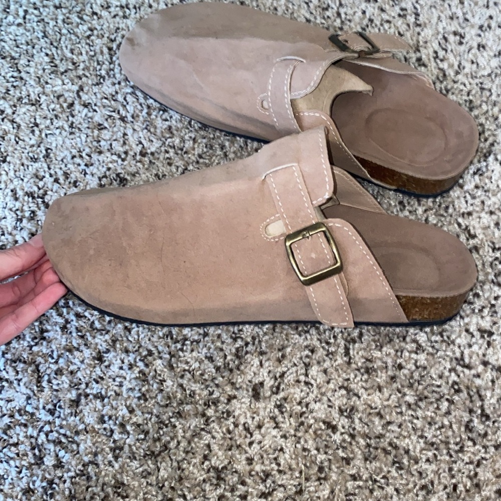 🪿Trendy slip-on tan sandal with adjustable buckle on top! - Picture 3 of 12